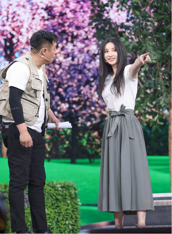 柳岩最新造型换画风，从省布料的熟女到扮嫩学生妹，但她真不适合