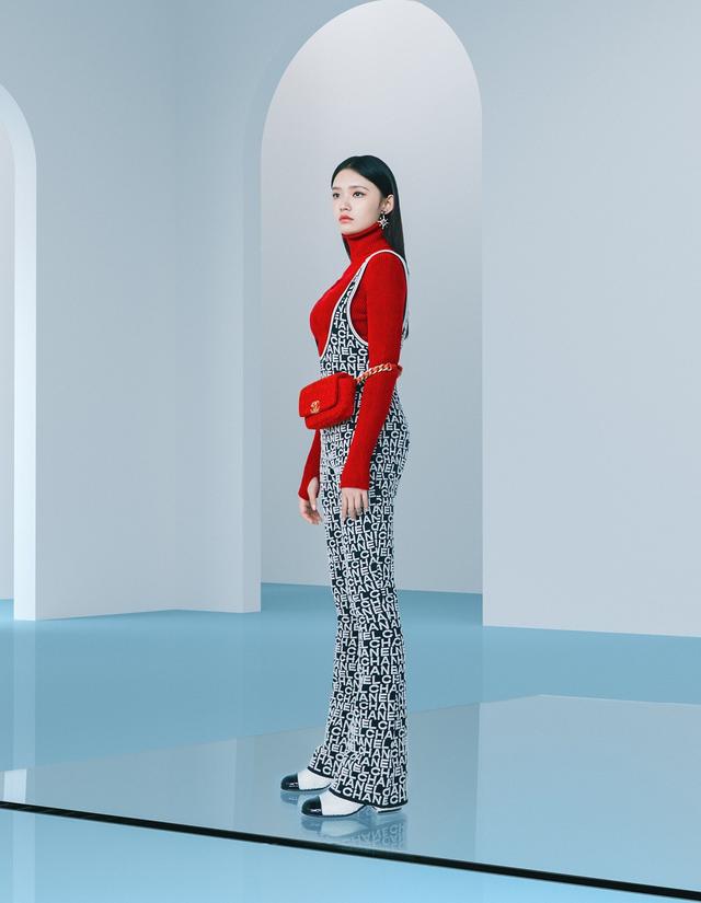 林允把包包当腰带，配背带裤腿比超模还长