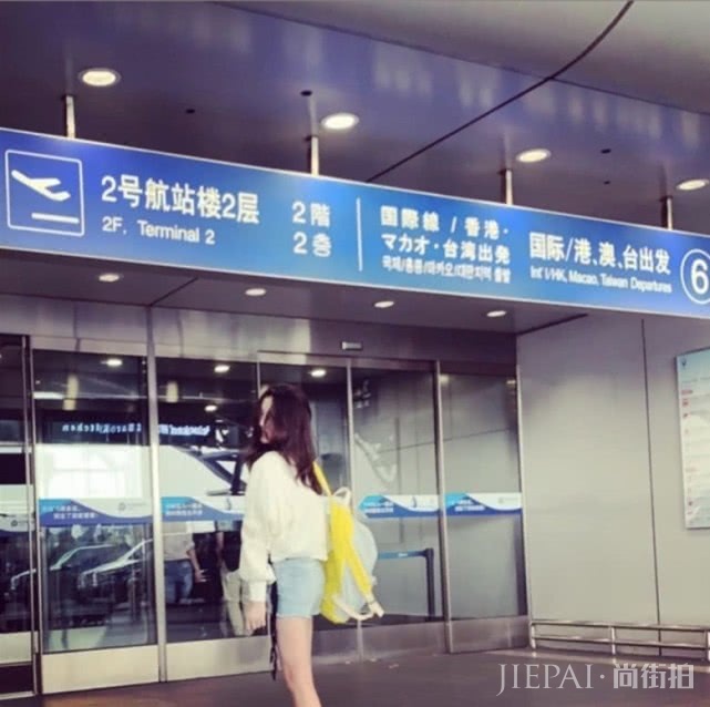 李嫣刚到国外就疯玩?弹钢琴都不认真,戴着头套做搞怪表情