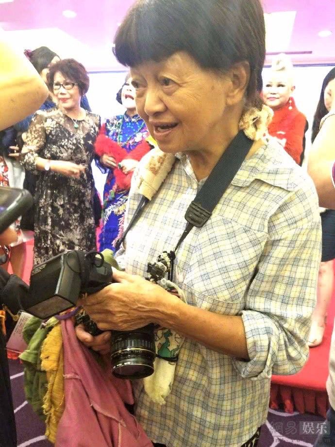 周润发因她被骂惨!外界炮轰发哥对她不近人情,亲姐近照曝光说明一切