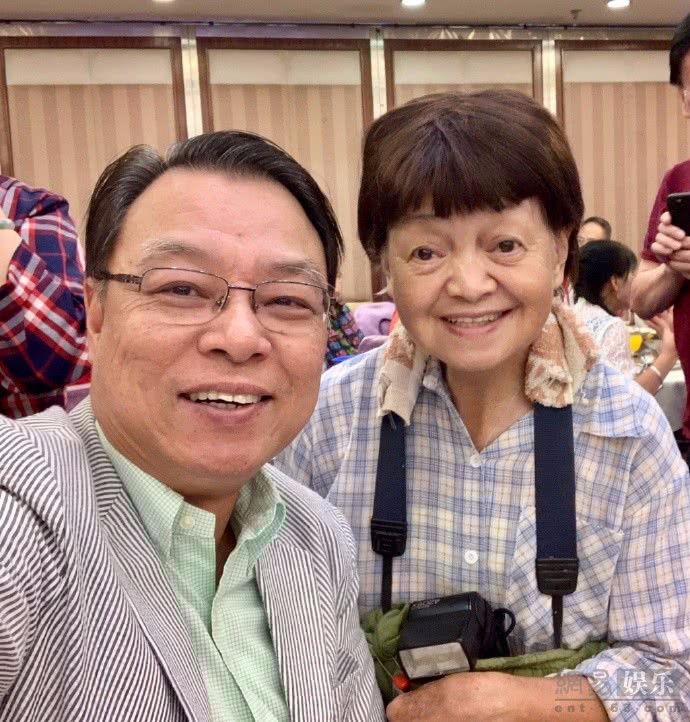 周润发因她被骂惨!外界炮轰发哥对她不近人情,亲姐近照曝光说明一切