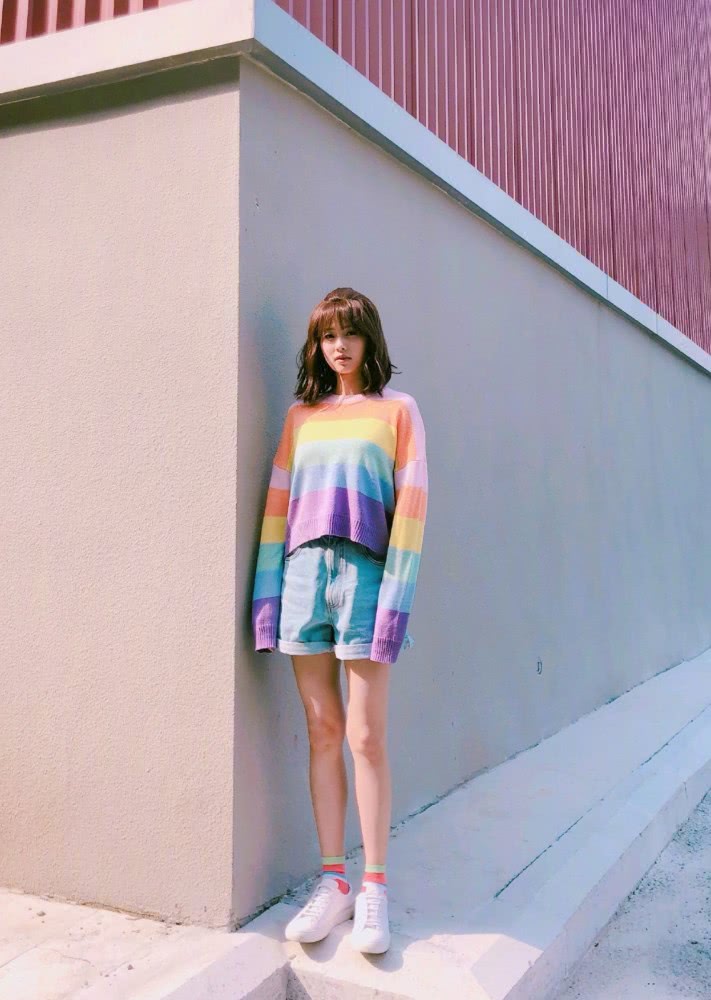 白鹿穿紫色针织套装裙戴贝雷帽,甜美动人