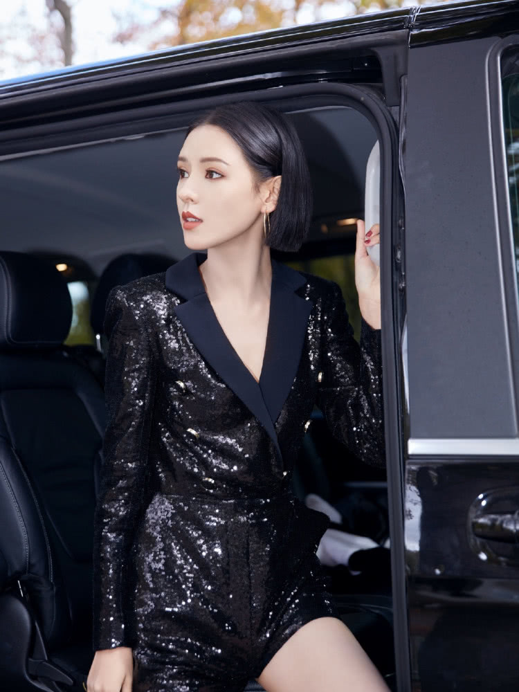 张予曦和乔欣同穿亮片造型看秀,一个霸气一个美艳