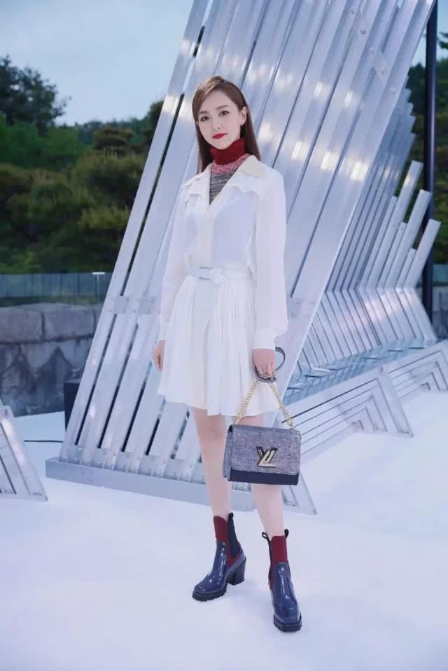 今年裸靴不再流行,长这样的靴子很时尚,小个子女生穿显瘦又显