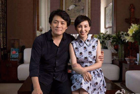 19岁和导演私奔住地下室, 如今老公用整部剧捧她