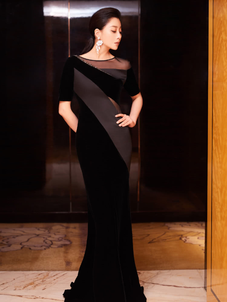 殷桃蓝白羊绒羔短袖青春可爱,搭配粉色大发卡十分少女