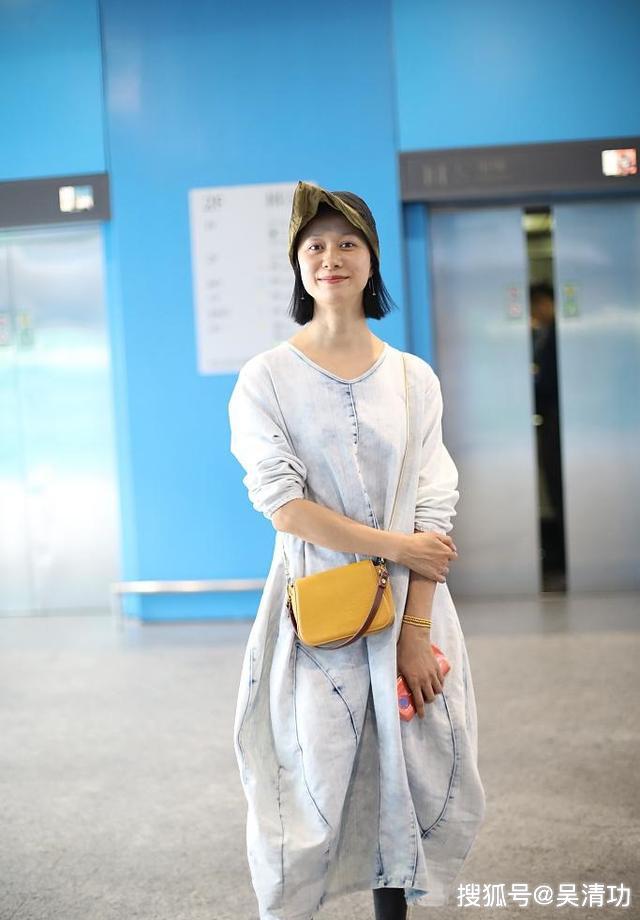 周涛和倪虹洁素颜亮相,比穿泳装的张檬、穿时装的baby活得潇洒