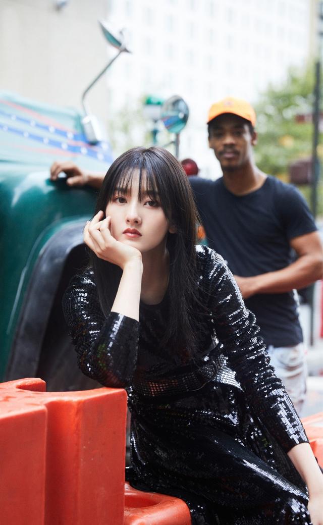 宋祖儿黑色亮片裙配短靴，梳齐刘海又飒又美