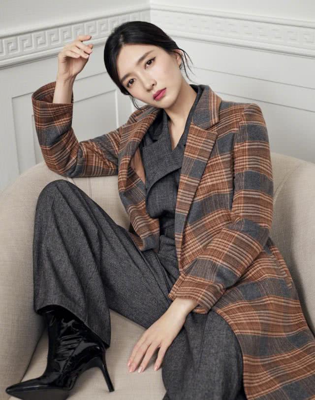 江疏影时尚摩登造型出席时装周，宽松毛衣配短裤，小露超模漫画腿