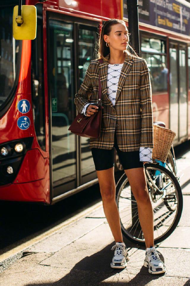 穿西装配短裤会上瘾?趁着还能露腿,秋天这样穿不知道多帅