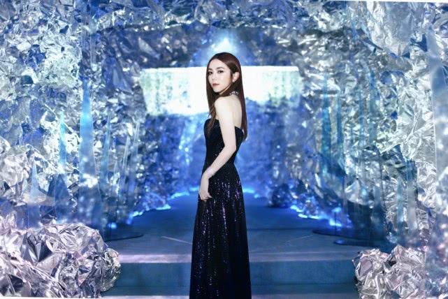 邓紫棋穿抹胸裙现身晚宴,状态好到不真实,艳压同框的外国美女