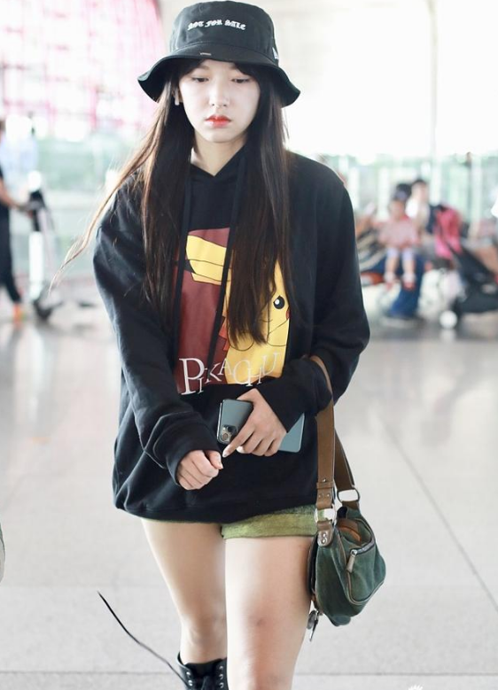 明星街拍：要是没有江疏影的腿，您还真别穿这种长靴