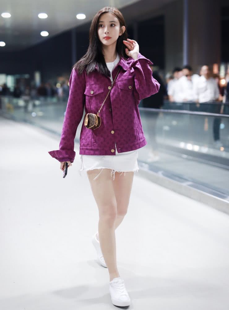 孟子义下衣失踪尽显腿长优势,这一波露腿时尚潮赶的666