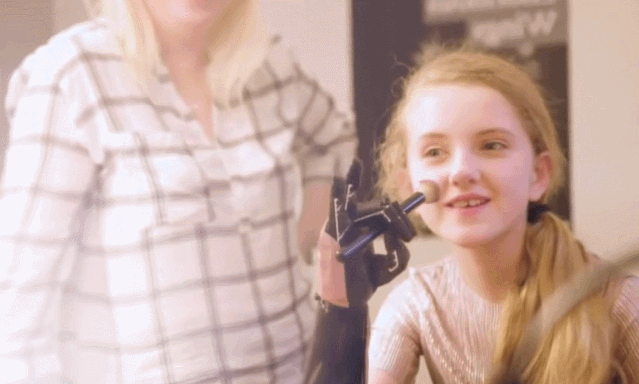 13岁无手美妆博主未来感十足，被赞气场像麦当娜，无惧展示缺憾