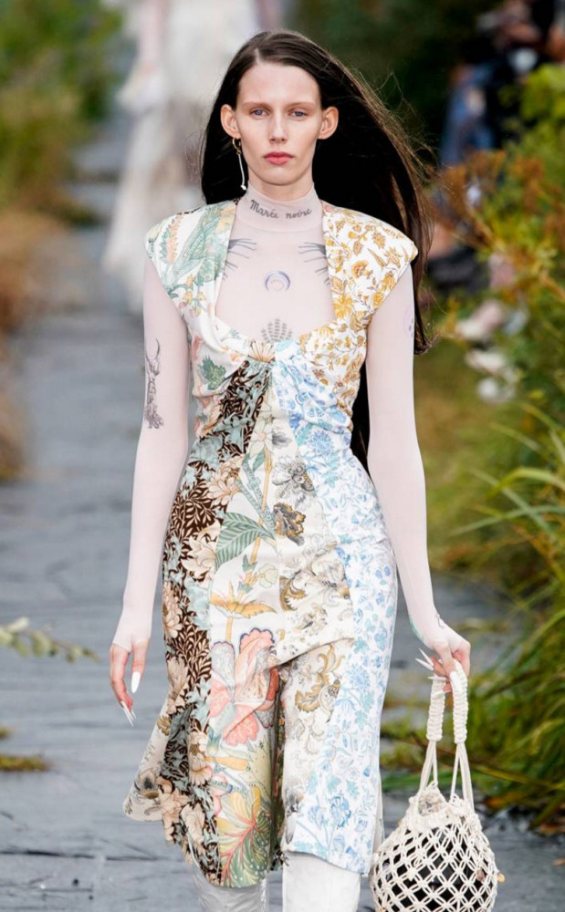 解锁巴黎时装周潮流妆容:水蜜桃气色妆、大地色法式眼影