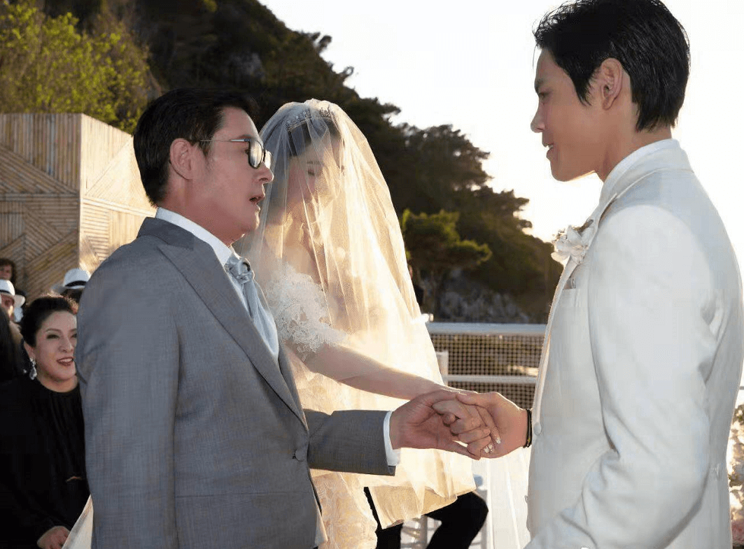 向太补发儿子婚礼照，三位白衣男子相似度太高，郭爸嫁女惹人心疼