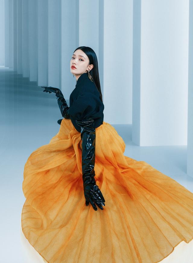 林允把包包当腰带，配背带裤腿比超模还长