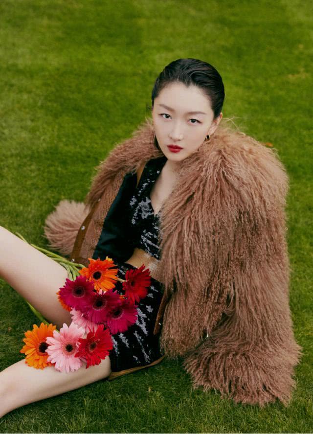 周冬雨惊艳伦敦时装周,小个子穿出了1米八的气场