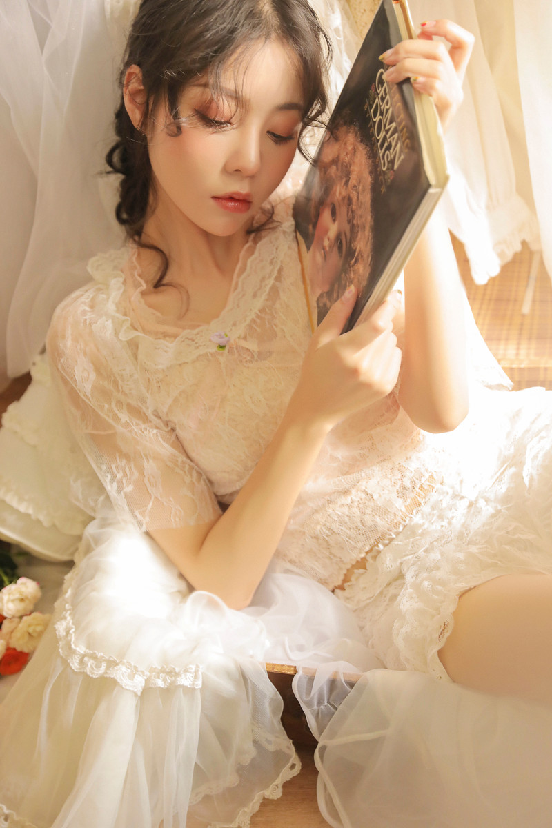 穿蕾丝裙的美女慵懒看书性感诱人写真图片