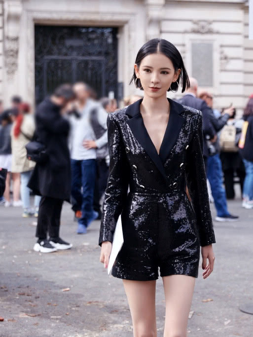 张予曦和乔欣同穿亮片造型看秀,一个霸气一个美艳