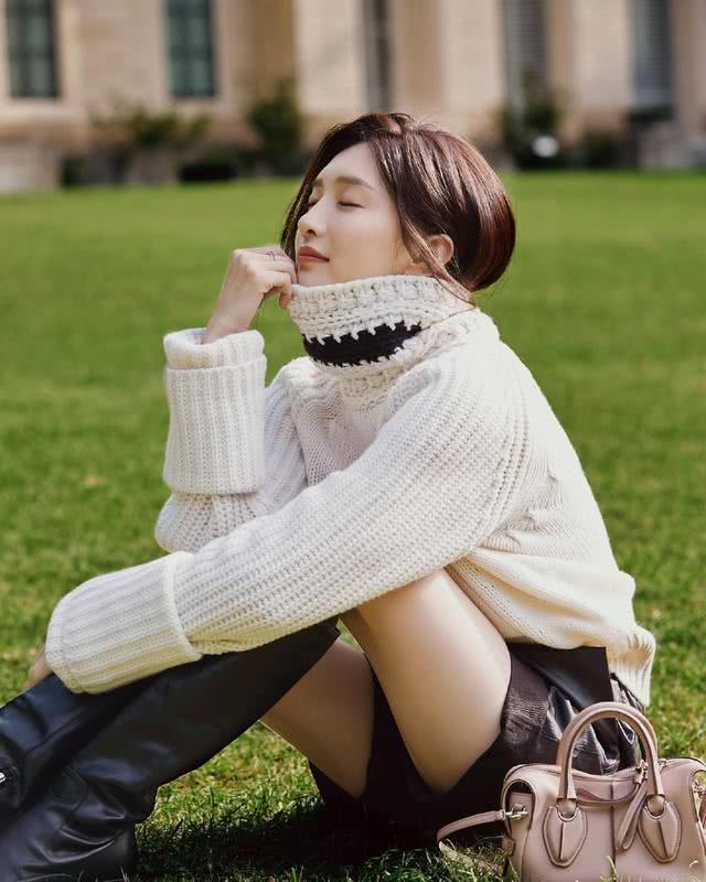 江疏影时尚摩登造型出席时装周，宽松毛衣配短裤，小露超模漫画腿