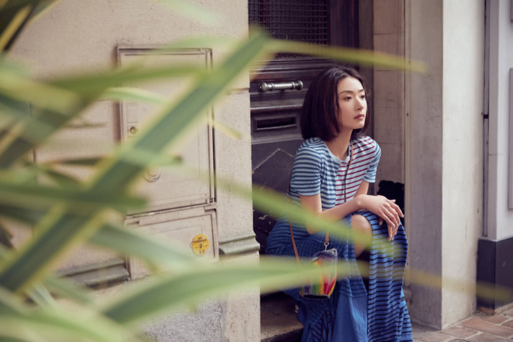 万茜穿一件条纹拼接裙,37岁了却依旧充满少女感