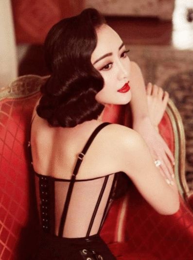 王鸥腿上套圈如此性感，能甩杨幂几条街！