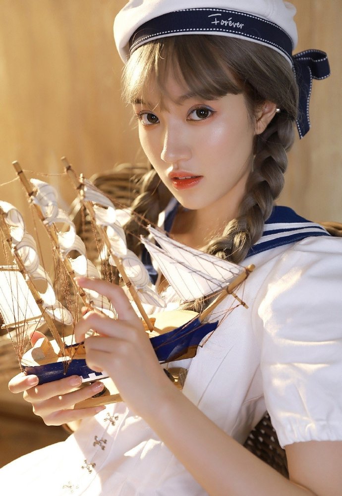 大眼可爱萌妹子双马尾水手服写真图片