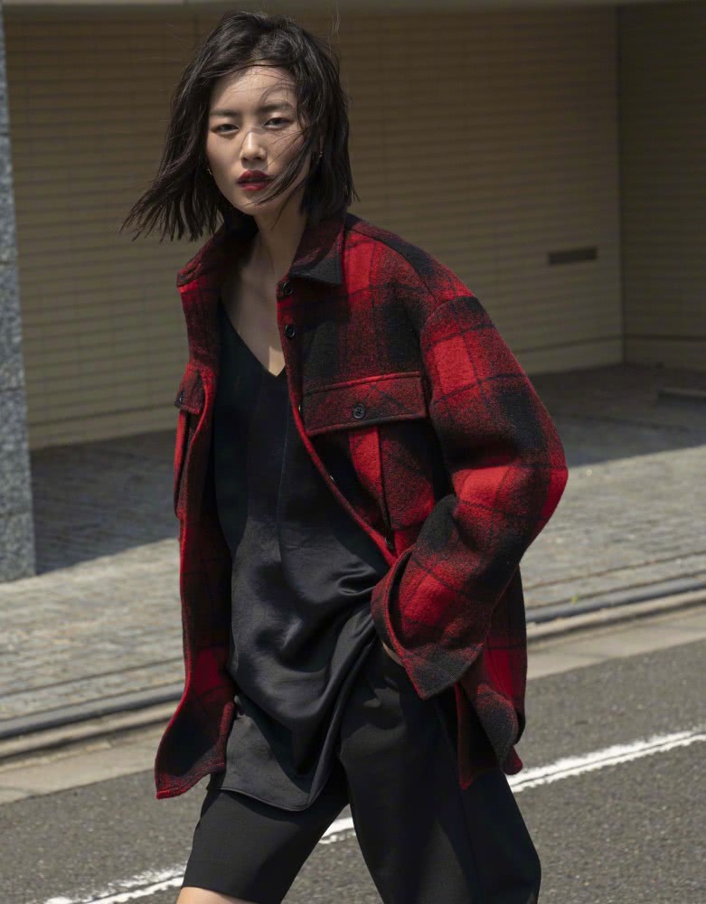 刘雯男友风西装配丝巾，脚踩短靴气场A到爆