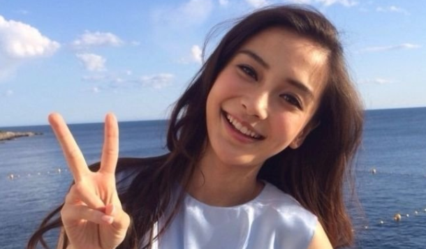 郑爽：我卸妆了，baby：我也卸妆了，热巴：我就笑笑不说话！