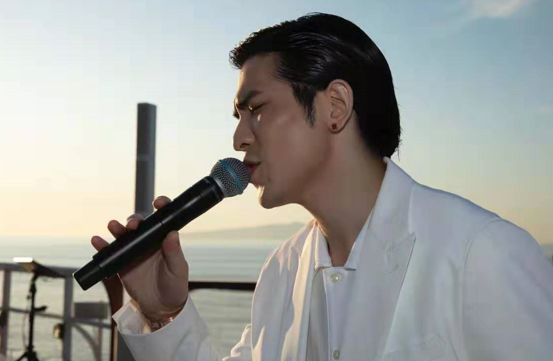 向太补发儿子婚礼照，三位白衣男子相似度太高，郭爸嫁女惹人心疼