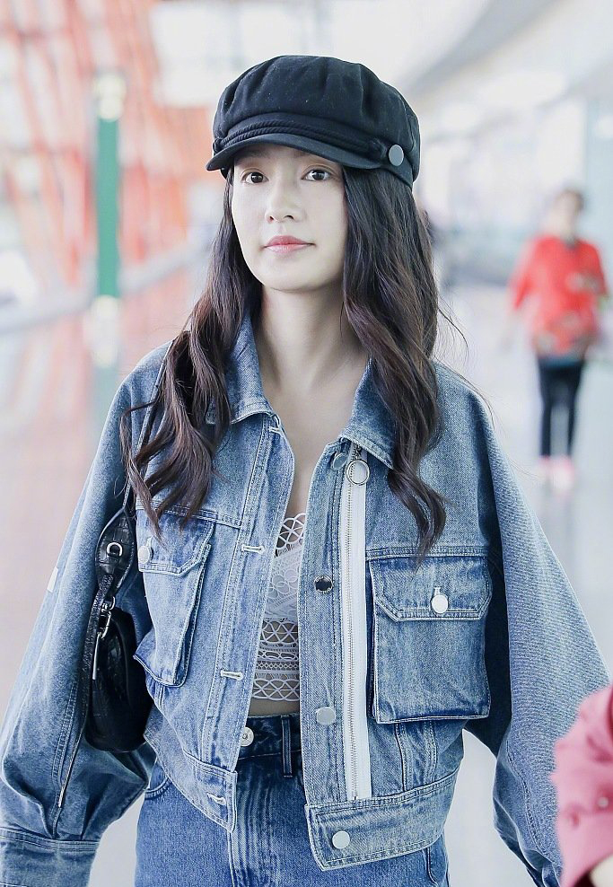 李沁穿牛仔装机场街拍，展现清凉性感一片