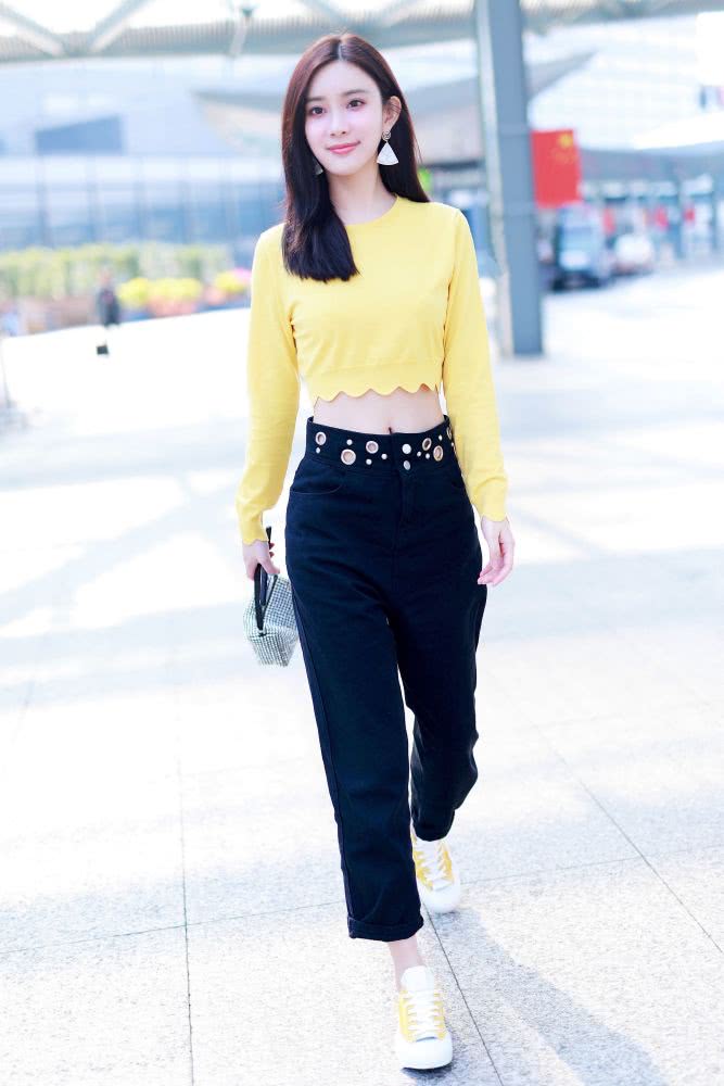 孟子义小姐姐机场街拍，穿露脐装秀天鹅颈，搭配中暗藏小心机