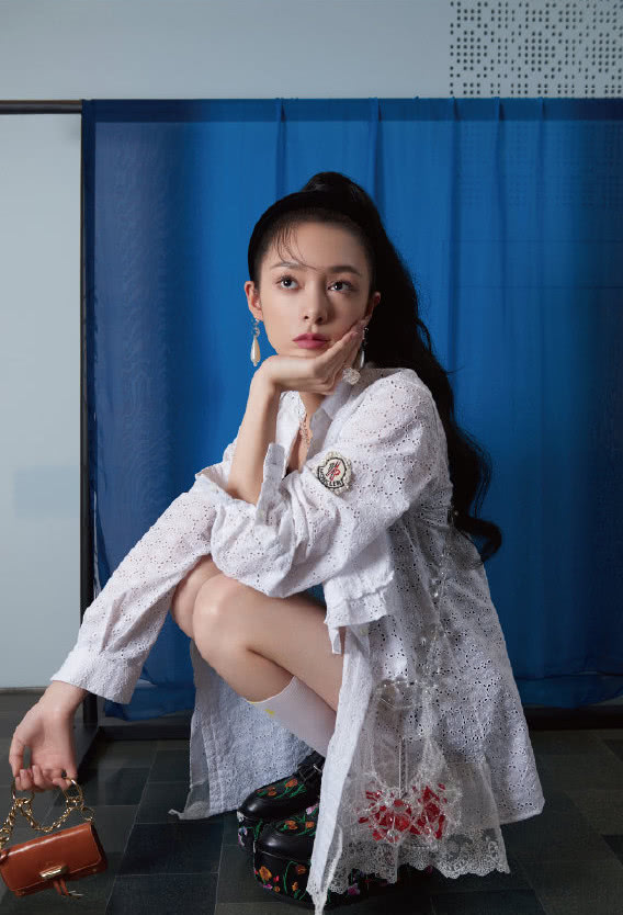 傅菁穿白色衬衣吊带裙配中筒袜，双腿细成了竹竿