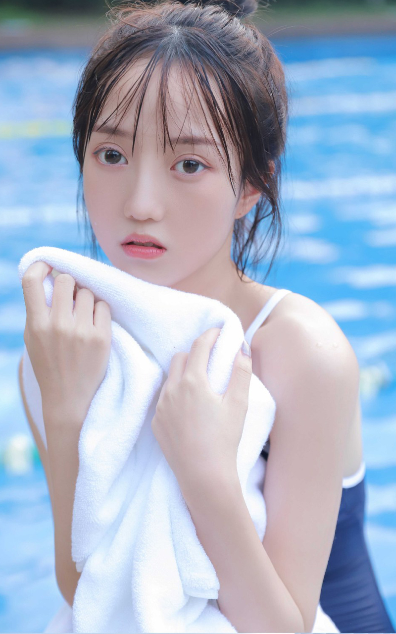 穿泳衣的美女户外湿身图片写真