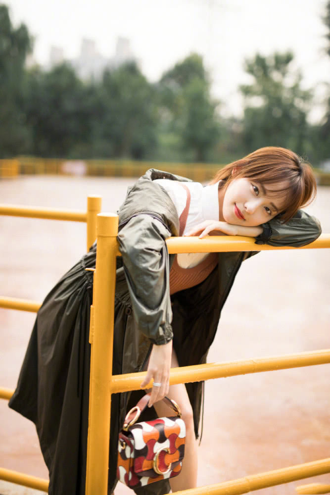 张嘉倪一身清纯装扮配上可爱的短发,秒变青春少女