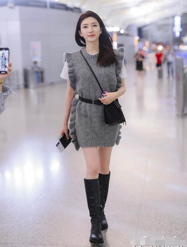 明星街拍：要是没有江疏影的腿，您还真别穿这种长靴