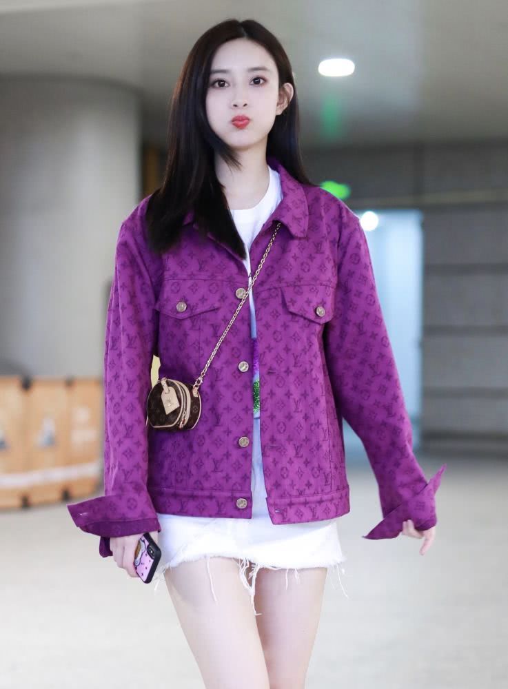 孟子义下衣失踪尽显腿长优势,这一波露腿时尚潮赶的666