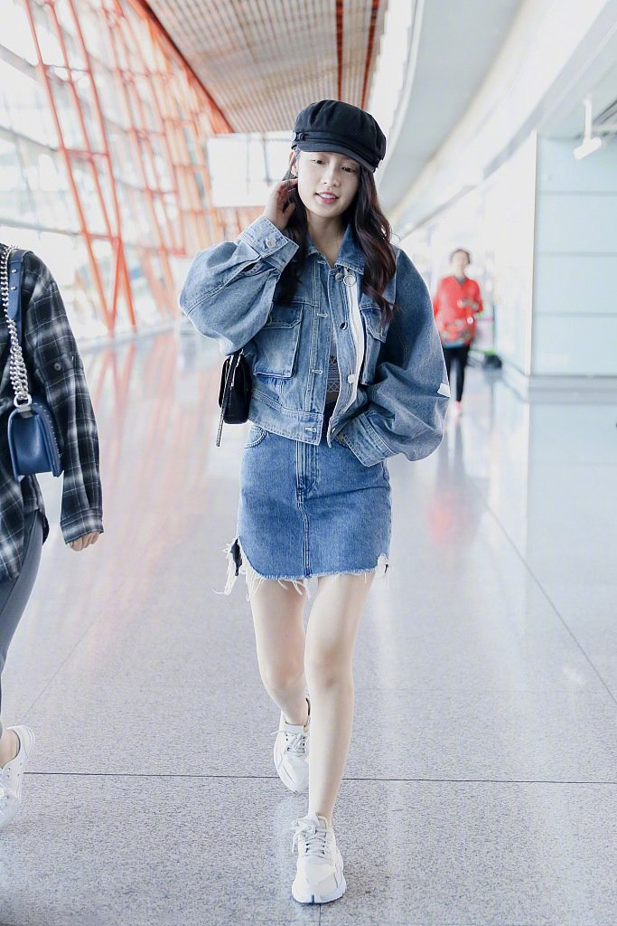 李沁穿牛仔装机场街拍,展现清凉性感一片