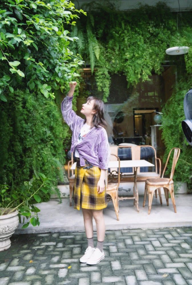 吴昕紫色衬衫搭配半身裙青春无限，小蛮腰更是相当吸睛