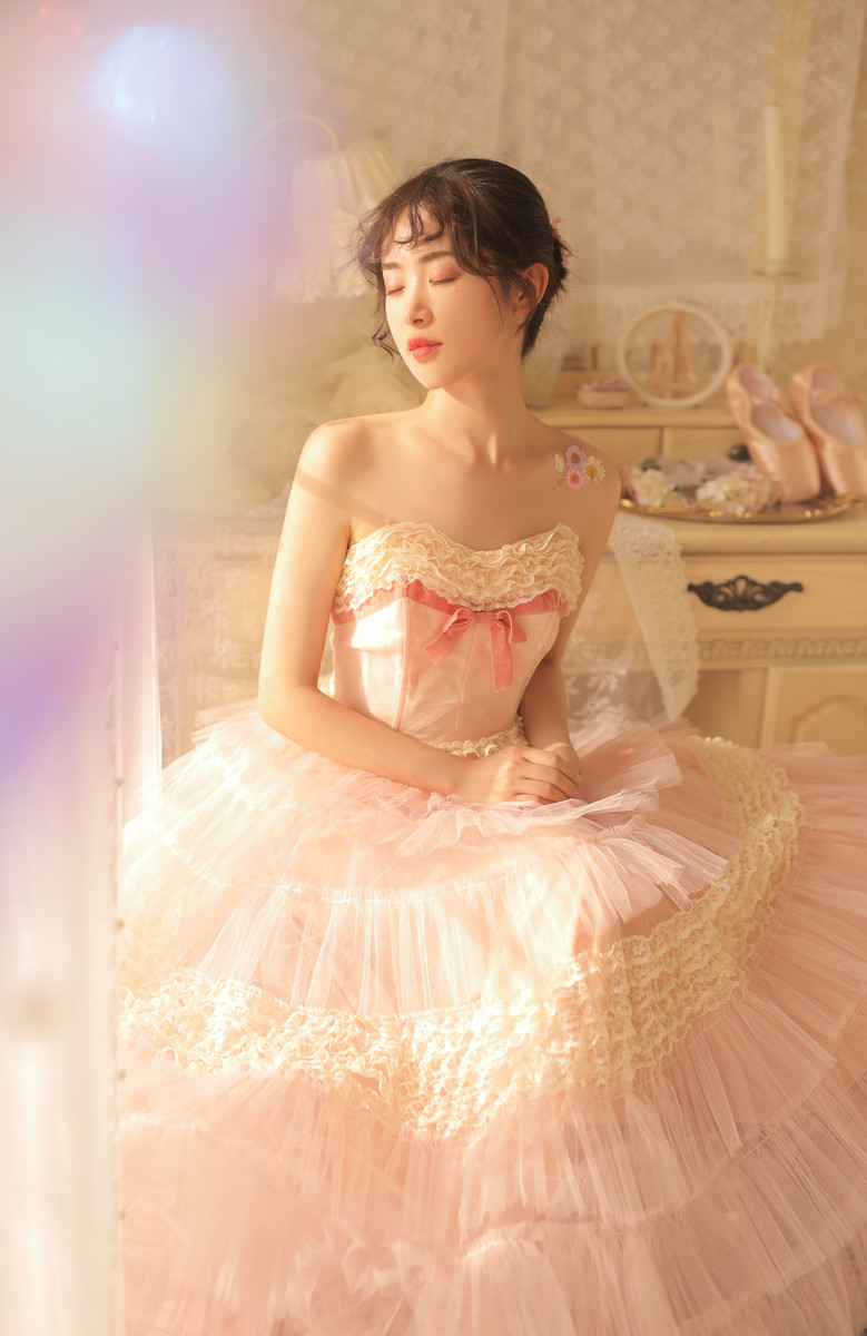 唯美气质美女性感抹胸香肩微露裙装写真图片