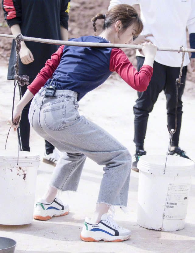 毛晓彤最近录的节目带火了彪马一款“纸巾鞋”,下地干活必备!