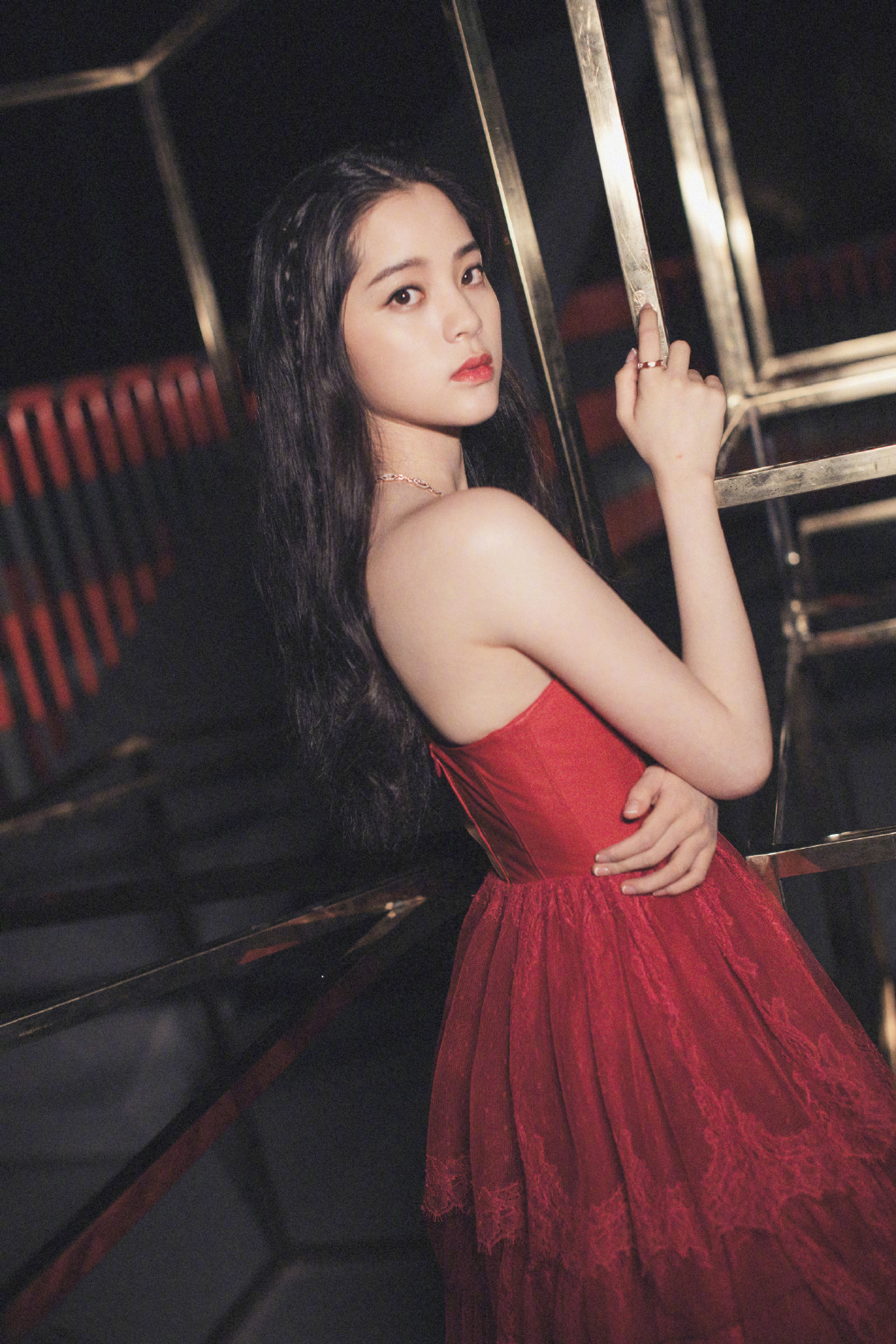欧阳娜娜穿红色蛋糕裙展现优雅气质写真图片