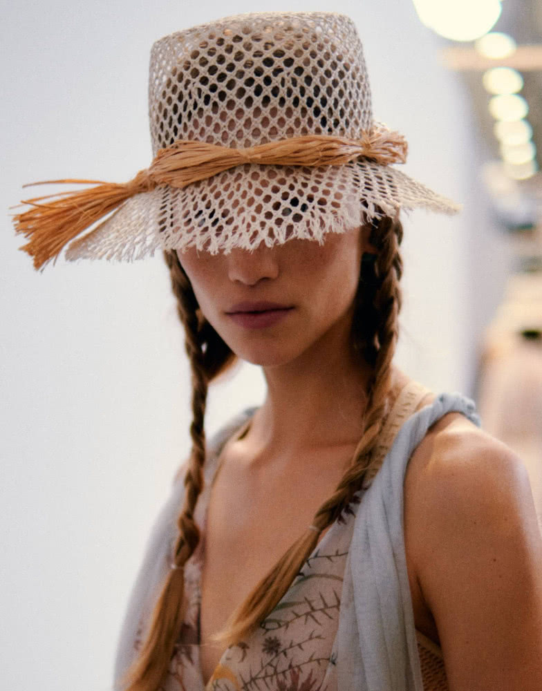 解锁巴黎时装周潮流妆容:水蜜桃气色妆、大地色法式眼影