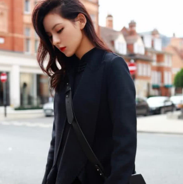 张予曦穿牛油果毛衣简约清新，淡蓝色长袖衬衫很有少女感