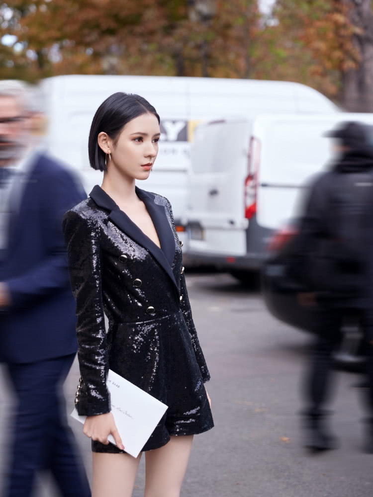 张予曦和乔欣同穿亮片造型看秀,一个霸气一个美艳