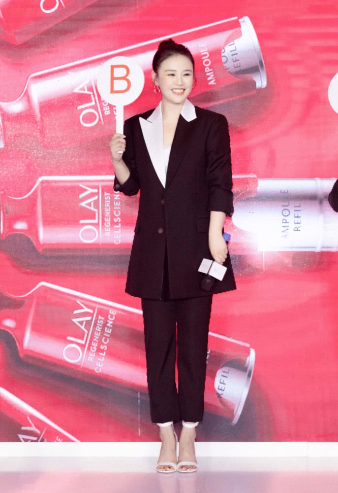 马思纯穿黑色西装配小脚裤,霸气似女王