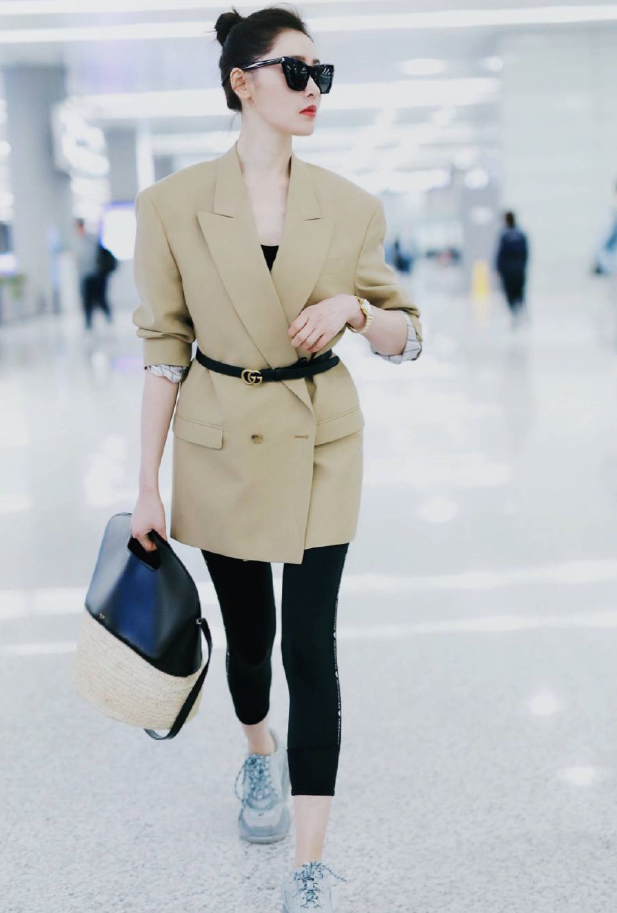 张天爱私服照红色系列魅力十足,很会穿衣