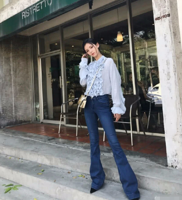 张予曦穿牛油果毛衣简约清新，淡蓝色长袖衬衫很有少女感