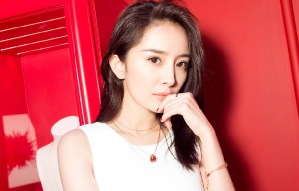 郑爽:我卸妆了,baby:我也卸妆了,热巴:我就笑笑不说话!